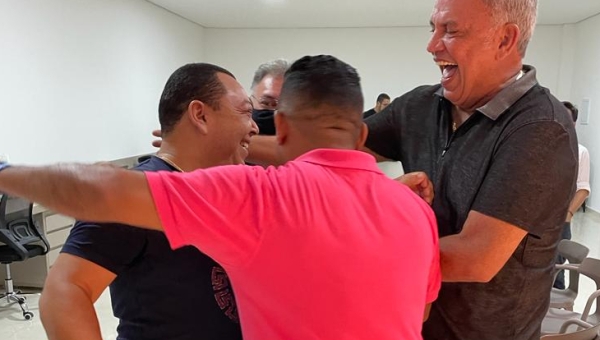 Sob gritinhos de “beija, beija!”, Coveiro e Paulo Ximenes fazem as pazes diante de Petecão